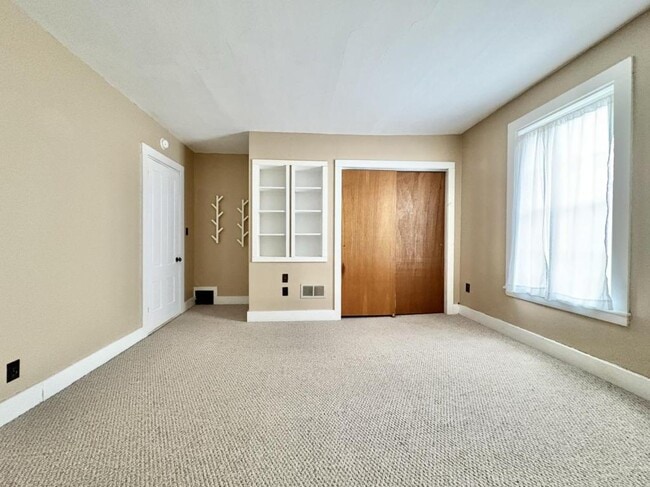 Building Photo - 14 Maple St