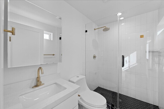 Building Photo - Modern Three Story Apartment!