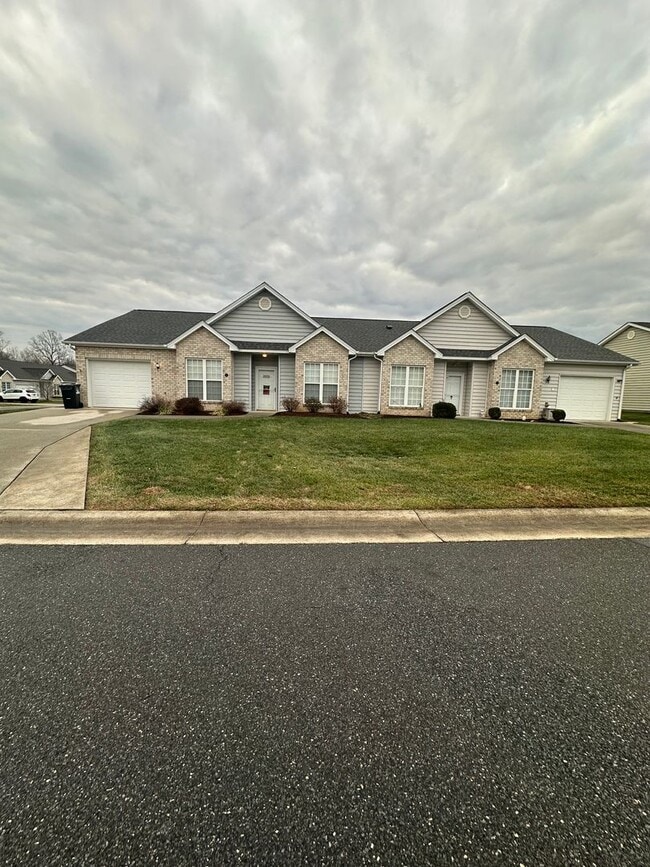 Building Photo - 2 Bedroom Townhouse in Campbell County