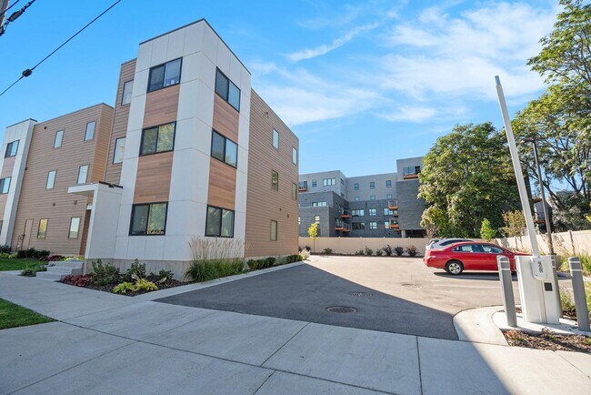 Building Photo - 153 Seward Ave NW