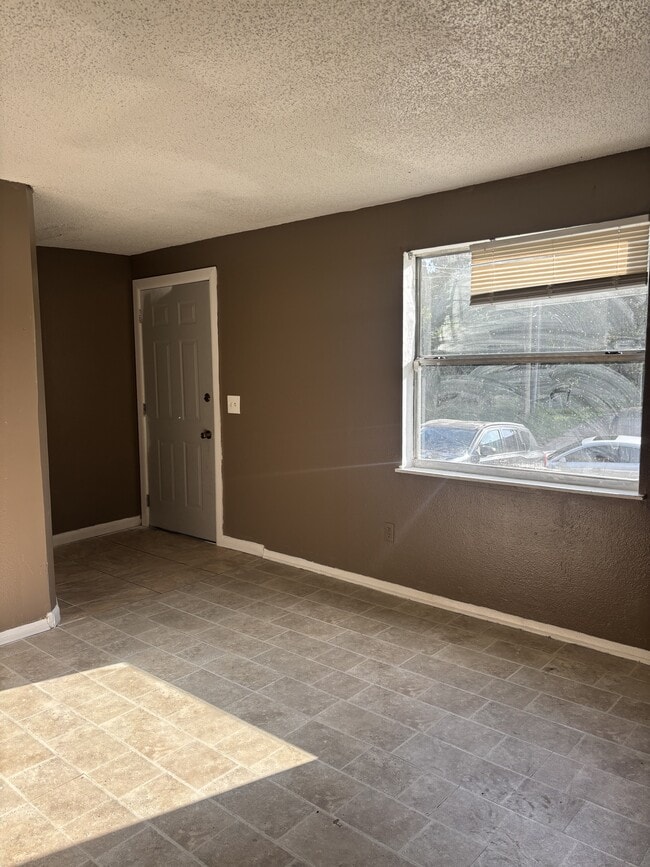 Building Photo - 1117 Rushing St