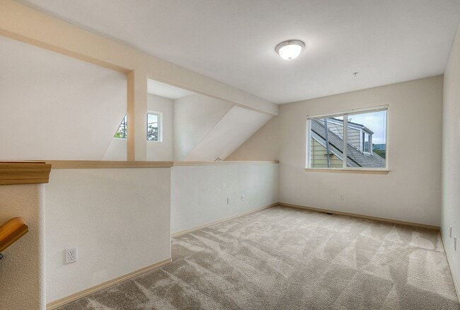 Building Photo - Bright & Spacious Home in the Heart of Bur...