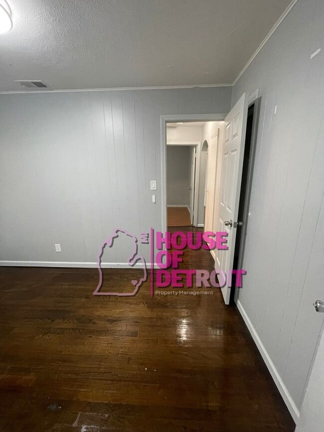 Building Photo - 3 BEDROOM | 2 BATH | FREE PRE SCREEN