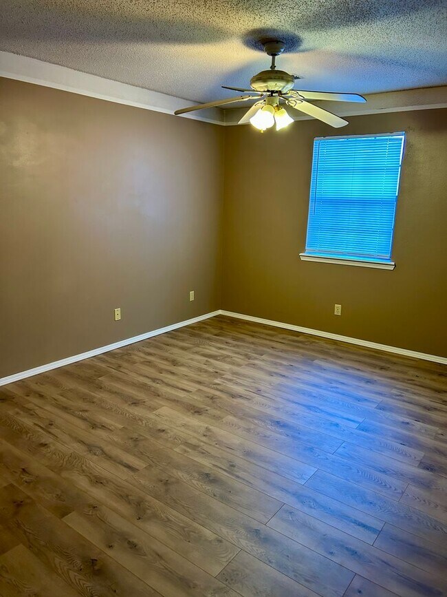 Building Photo - 613 E 16th St