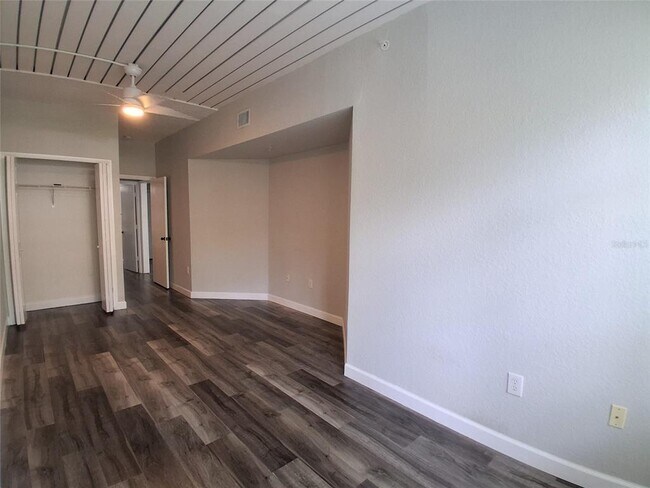 Building Photo - 2402 W Azeele St