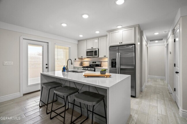 Building Photo - 854 Mallett St