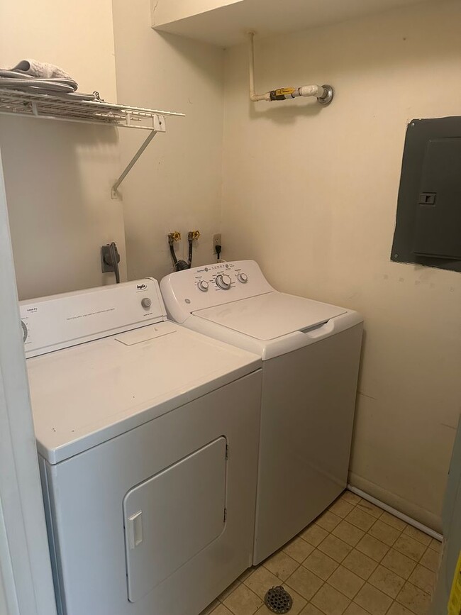 Building Photo - West End Condo--Great Location!