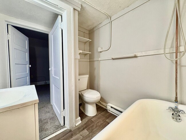 Building Photo - 1033 Oak St