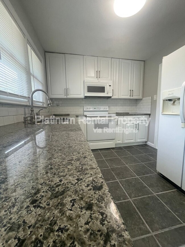 Building Photo - 3485 Maplehurst Dr