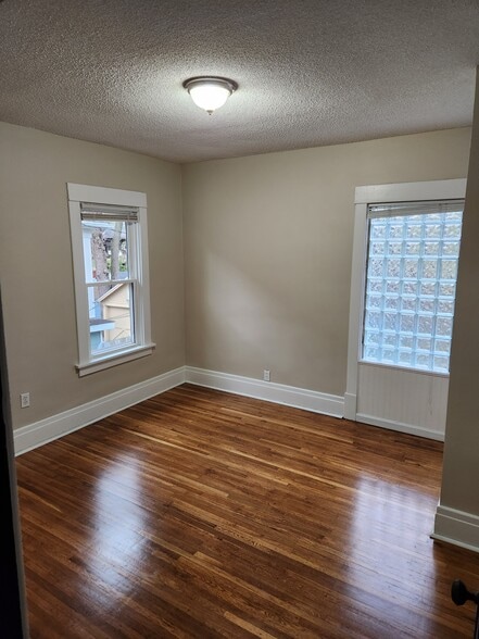 Building Photo - 17 Meriden St