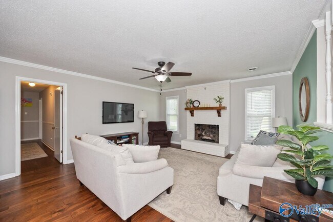Building Photo - 2303 Buckingham Dr SW