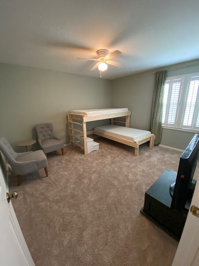 Building Photo - A little slice of paradise within minutes to downtown Greenviille