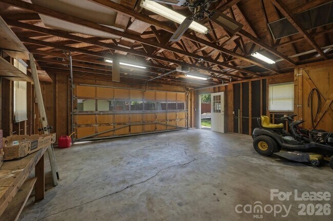 Building Photo - 6299 Spring Ct Ln
