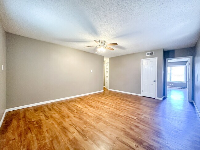 Building Photo - Large Home Preleasing for Summer 2025!