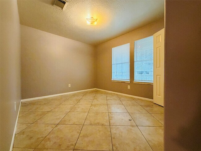 Building Photo - 19730 Cozy Cabbin Dr