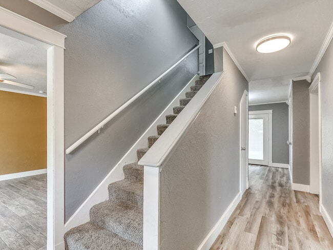 Building Photo - 7704 Brookside Dr