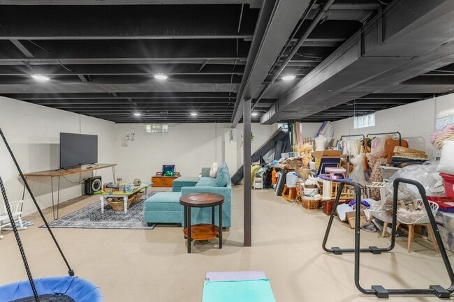 Building Photo - Beautifully Updated 4 Bedroom, 2.5 Bath Home in Fairview