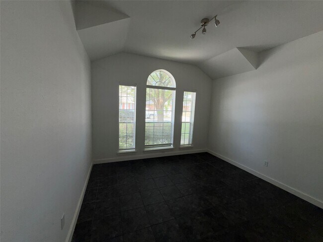 Building Photo - 2238 Pine Cone Dr