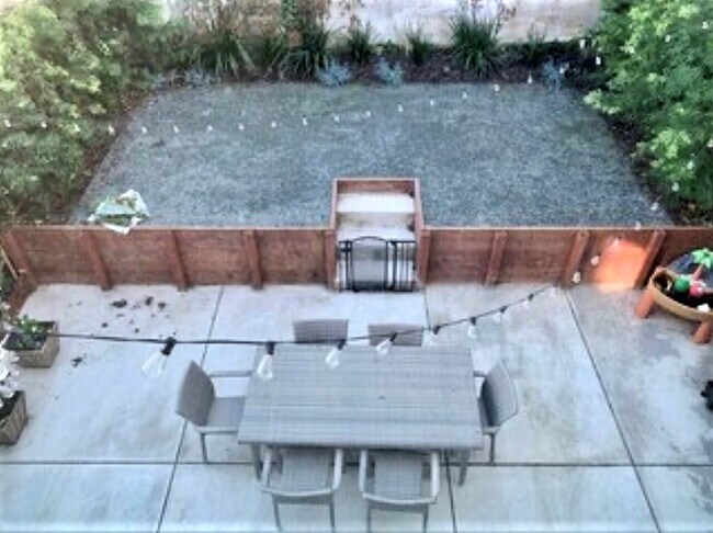 shared outdoor space - 2814 Baker St