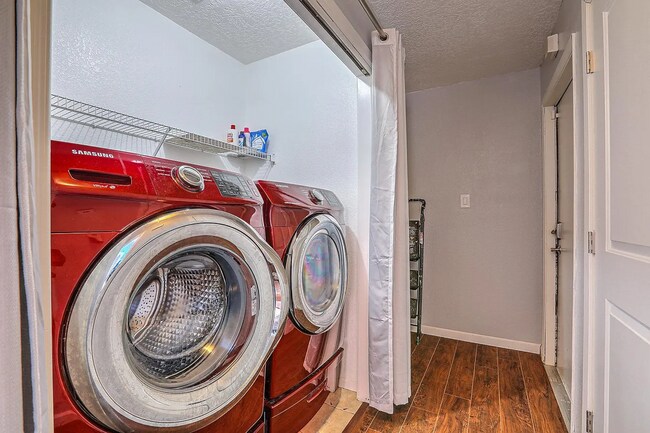 Building Photo - 3 Bed 2 Bath Near Cottonwood Mall