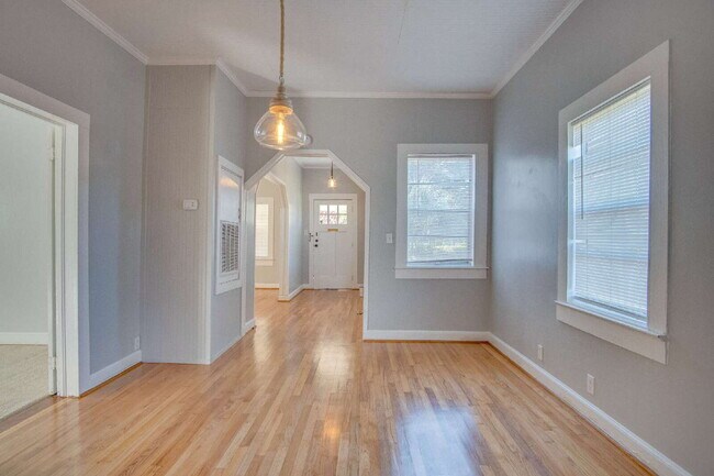 Building Photo - Charming 2-Bedroom Cottage Near Downtown P...