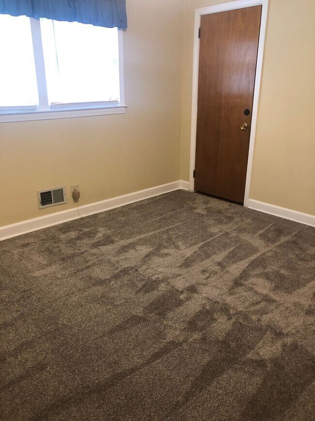 Building Photo - 3 Bedroom, 1.5 Bath Home near Furman Unive...