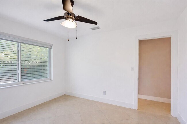 Building Photo - 417 NE 29th St