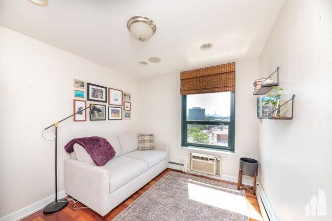 Building Photo - 2 bedroom in Chicago IL 60613