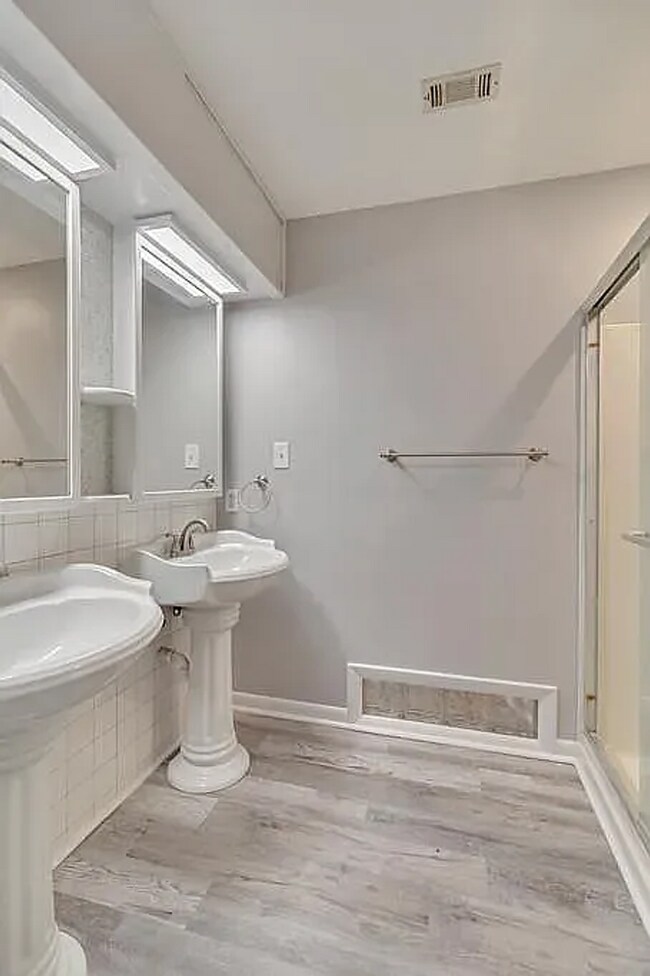 Building Photo - $500 co-op feet to any agent who brings a qualified/approved applicant to rent this home. Beautif...