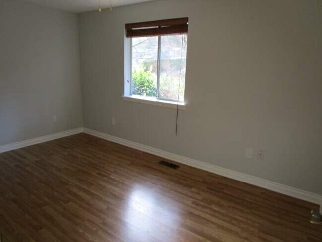 Building Photo - 4 Bedroom, 2.5 Bathroom Artondale area home