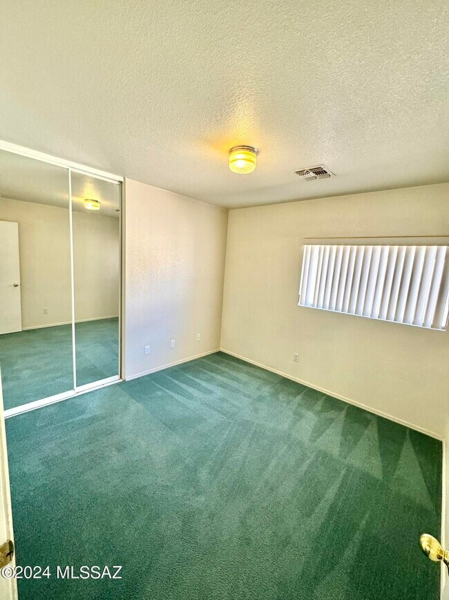 Building Photo - 7846 E Rooner Dr