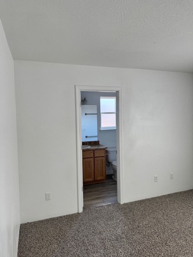 Building Photo - 3 BEDROOMS SINGLE LEVEL HOME
