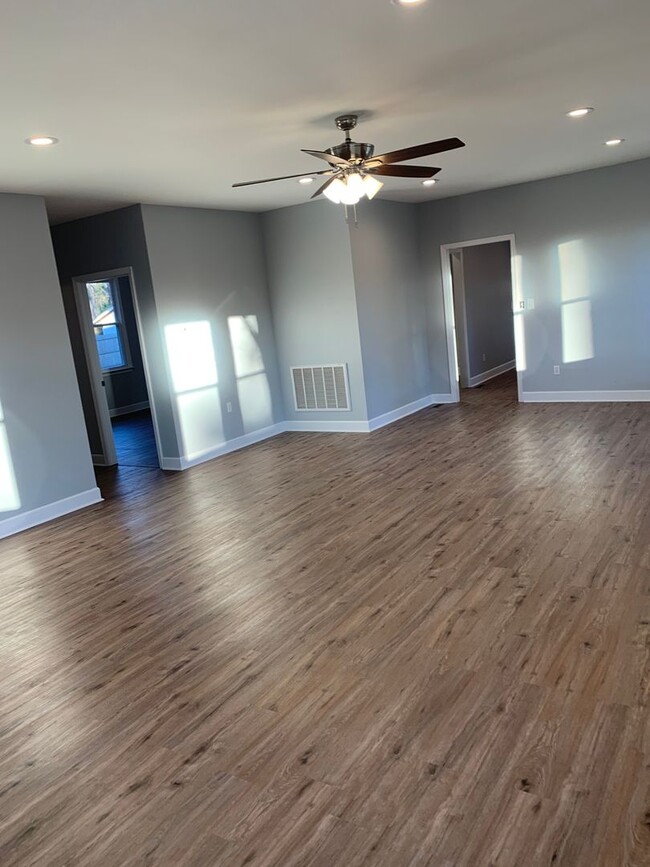 Building Photo - 3 Bedroom  2.5 Bath  with nice open yard!