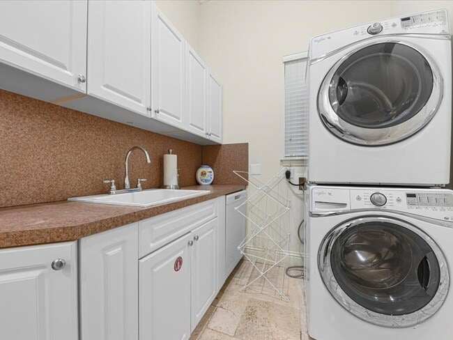 Building Photo - 3030 NE 45th St