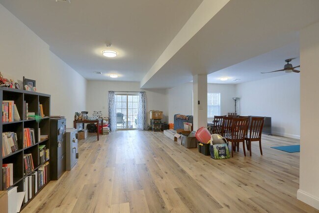 Building Photo - 4 Bedroom Home