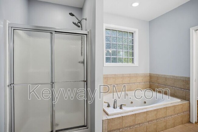 Building Photo - 3011 Old Lodge Rd