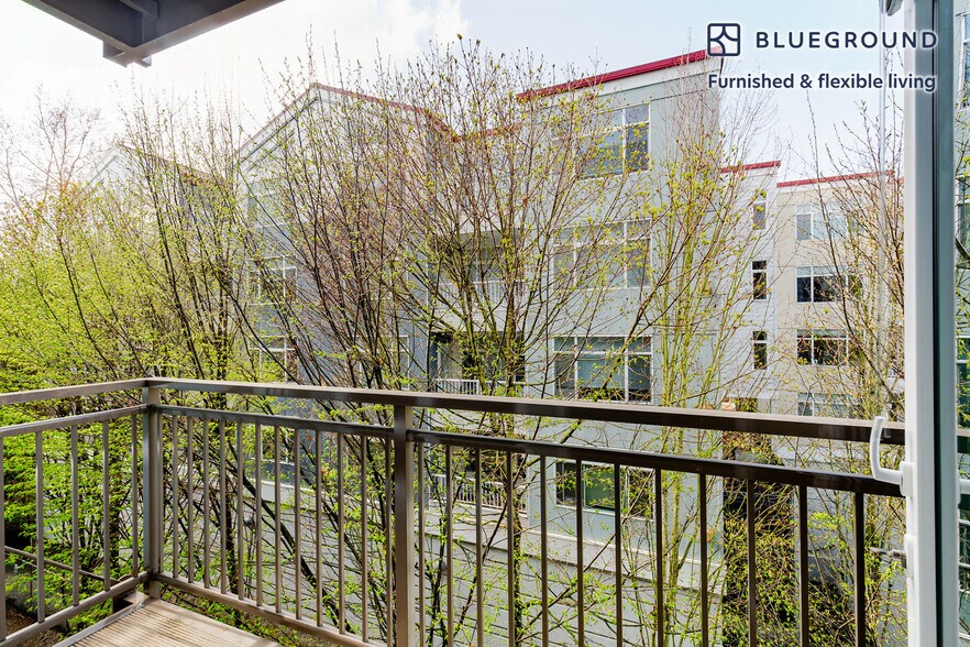 Building Photo - 10333 Main St