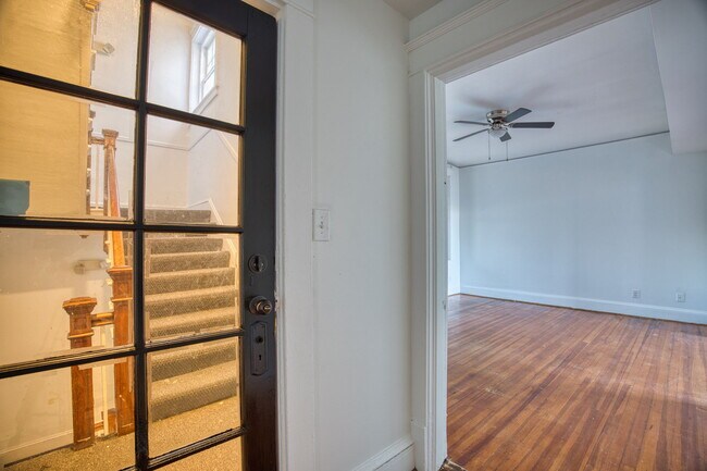 Building Photo - 230 E 40th St