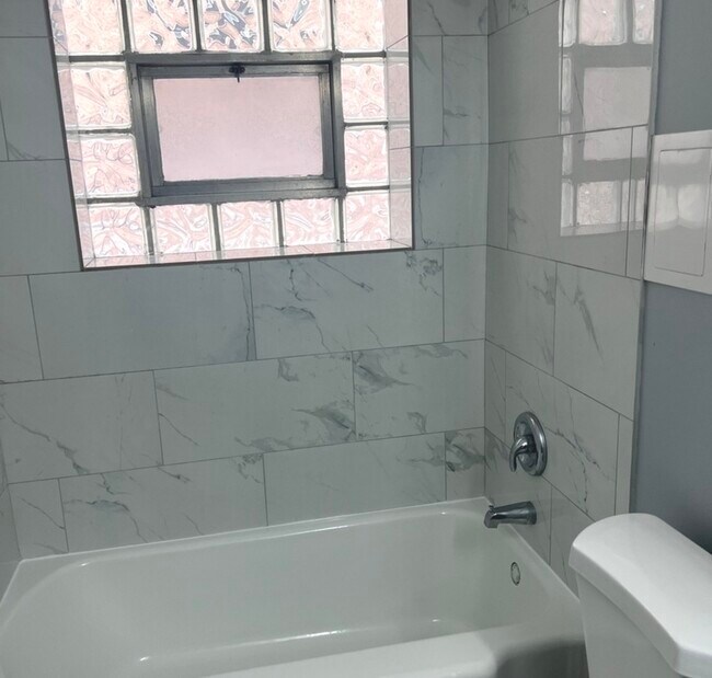 Building Photo - 2417 W Bryn Mawr Ave