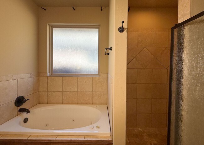 Building Photo - 3 Bed, 2.5 Bath Home in Oxford Park – Open Layout & Tall Ceilings