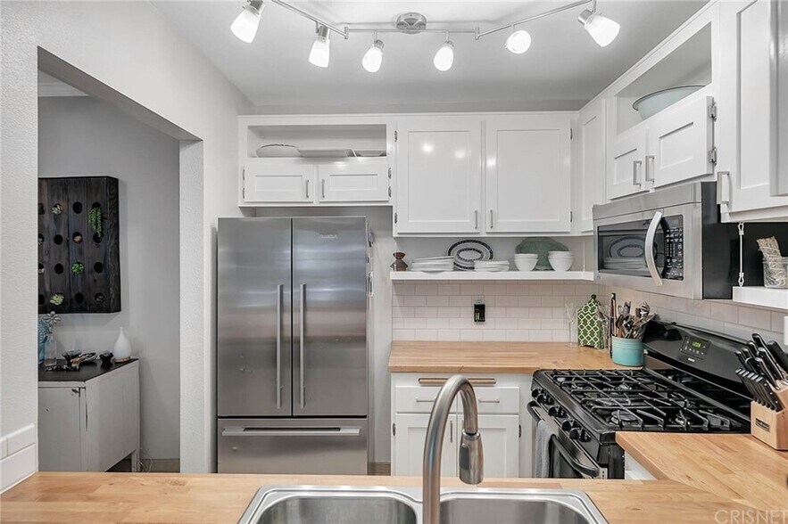 Building Photo - 24105 Del Monte Dr