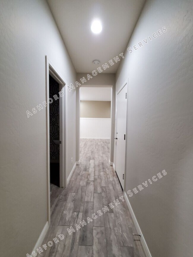 Building Photo - **Move-In Special** Spacious 5-Bedroom Ran...