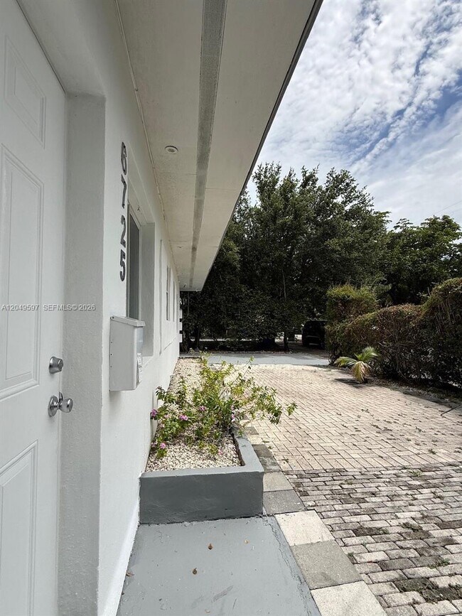 Building Photo - 6723 NE Miami Pl