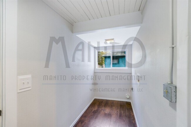 Building Photo - Charming home blocks from Kendall Yards