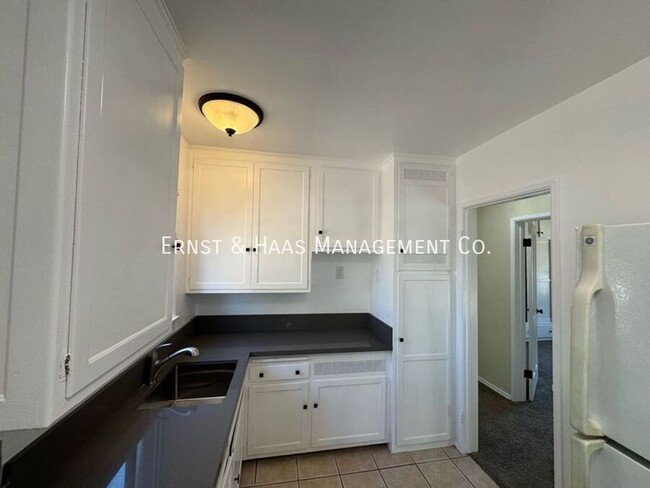 Building Photo - Cozy 1 Bedroom Apartment Located in Long B...