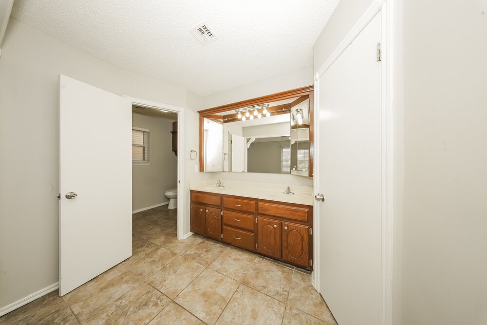 Building Photo - 5421 Sudbury Ln