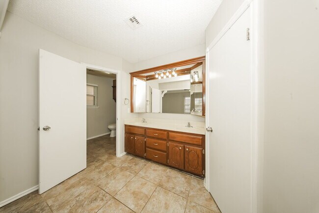 Building Photo - 5421 Sudbury Ln