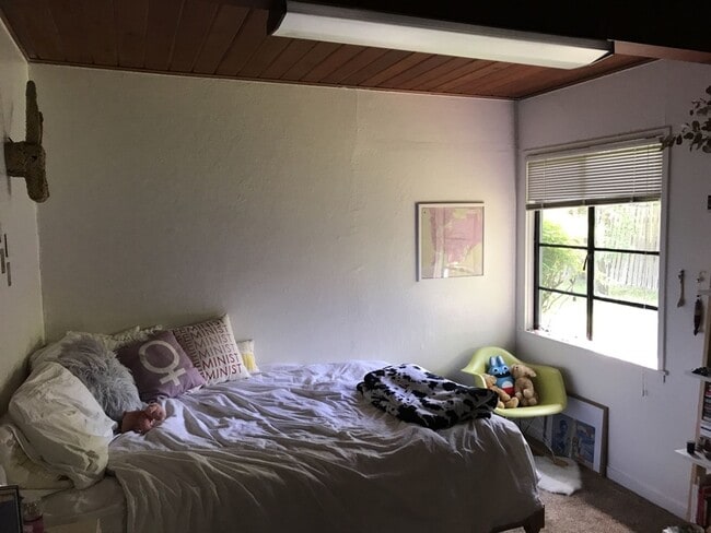Building Photo - 2 bedroom in Central Davis available for J...