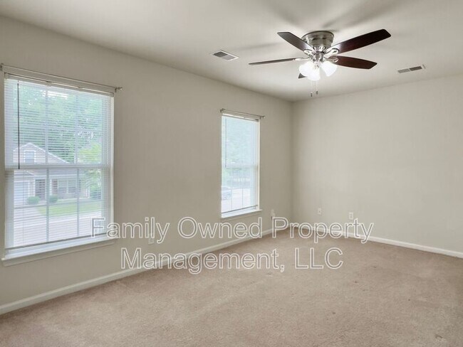 Building Photo - 8753 Red Oak Dr