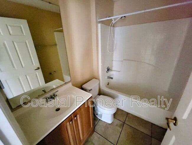 Building Photo - 462 Lark Ct
